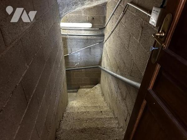 Maison individuelle comprenant une entrée menant à un dégagement desservant une chambre, une sa...