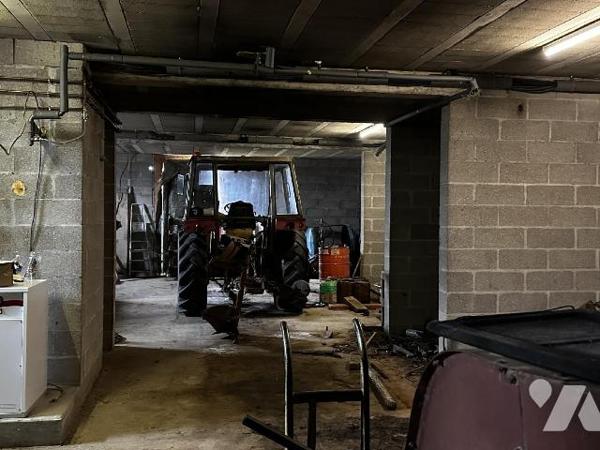 Maison individuelle comprenant une entrée menant à un dégagement desservant une chambre, une sa...