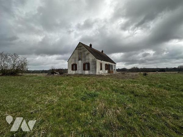 Maison individuelle comprenant une entrée menant à un dégagement desservant une chambre, une sa...