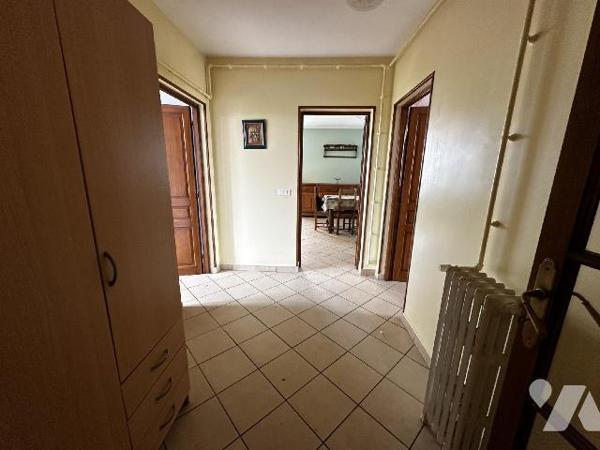 Maison individuelle comprenant une entrée menant à un dégagement desservant une chambre, une sa...