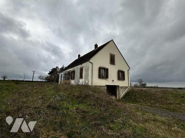 Maison individuelle comprenant une entrée menant à un dégagement desservant une chambre, une sa...