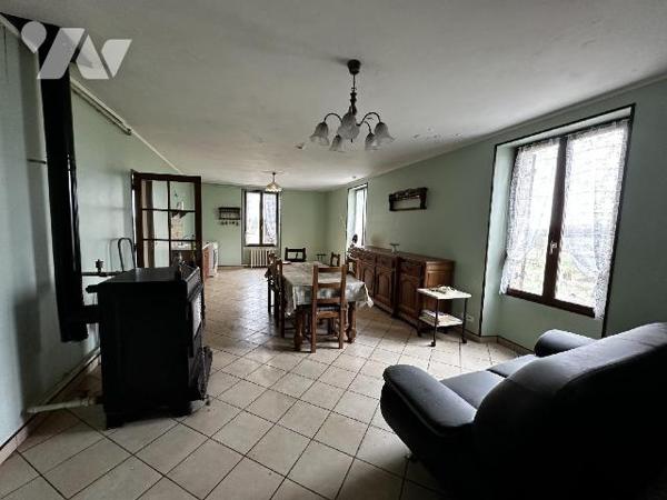 Maison individuelle comprenant une entrée menant à un dégagement desservant une chambre, une sa...