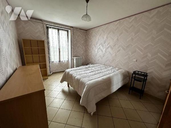 Maison individuelle comprenant une entrée menant à un dégagement desservant une chambre, une sa...