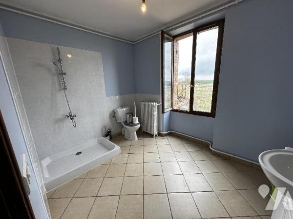 Maison individuelle comprenant une entrée menant à un dégagement desservant une chambre, une sa...