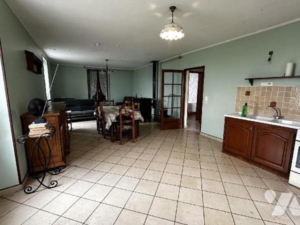 Maison individuelle comprenant une entrée menant à un dégagement desservant une chambre, une sa...