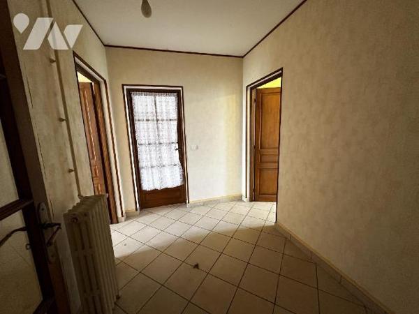 Maison individuelle comprenant une entrée menant à un dégagement desservant une chambre, une sa...