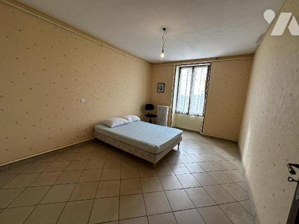 Maison individuelle comprenant une entrée menant à un dégagement desservant une chambre, une sa...