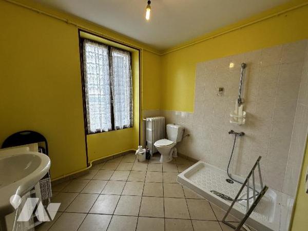 Maison individuelle comprenant une entrée menant à un dégagement desservant une chambre, une sa...