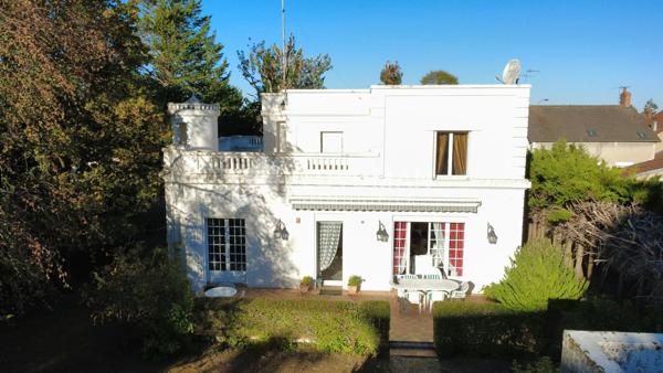 Maison de 237.83 m² avec piscine Grande maison avec piscine au cœur d’Issoudun