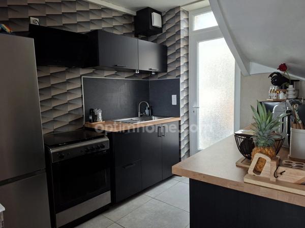 Maison rénovée avec combles et grange – Proche commerces