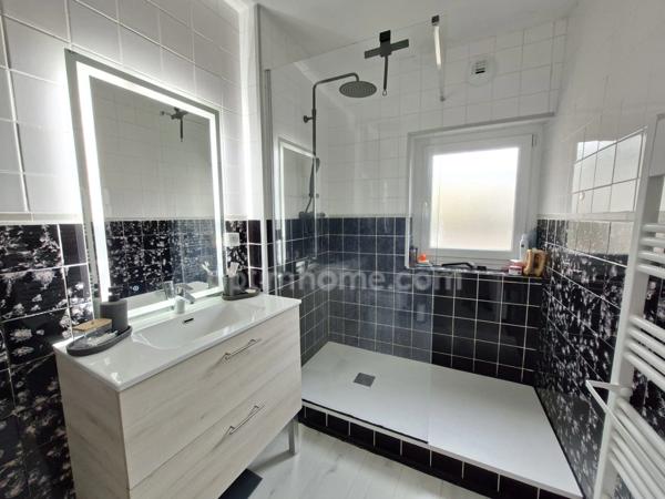 Maison rénovée avec combles et grange – Proche commerces