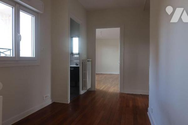 Prox centre-ville, MAISON EN PARFAIT ETAT env. 157m2 hab,  comprenant :
- en RC : hall d'entré...