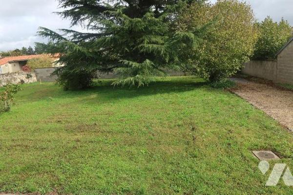 Prox centre-ville, MAISON EN PARFAIT ETAT env. 157m2 hab,  comprenant :
- en RC : hall d'entré...