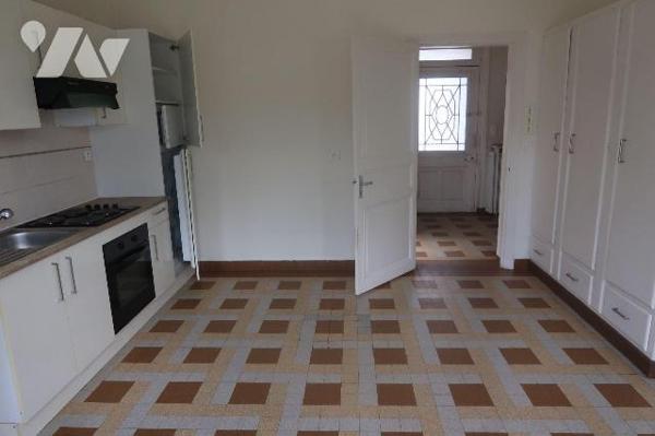 Prox centre-ville, MAISON EN PARFAIT ETAT env. 157m2 hab,  comprenant :
- en RC : hall d'entré...