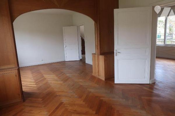 Prox centre-ville, MAISON EN PARFAIT ETAT env. 157m2 hab,  comprenant :
- en RC : hall d'entré...