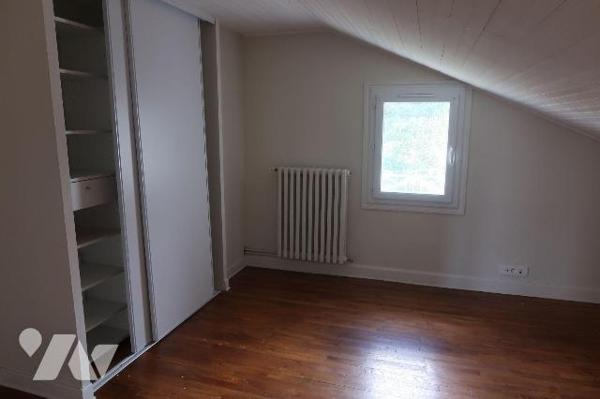 Prox centre-ville, MAISON EN PARFAIT ETAT env. 157m2 hab,  comprenant :
- en RC : hall d'entré...