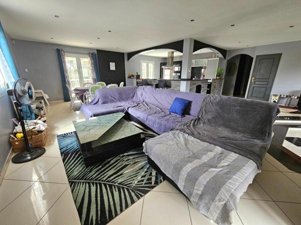 Maison spacieuse avec quatre chambres et grande terrasse