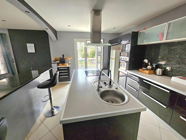 Maison spacieuse avec quatre chambres et grande terrasse