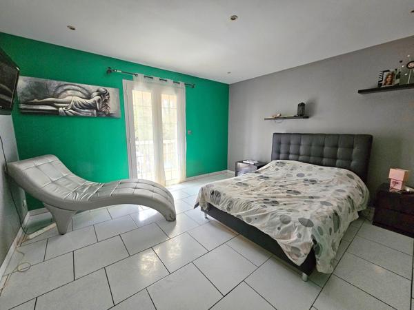 Maison spacieuse avec quatre chambres et grande terrasse