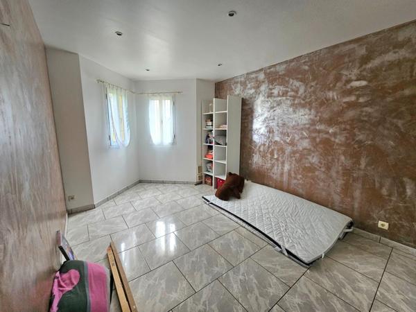 Maison spacieuse avec quatre chambres et grande terrasse