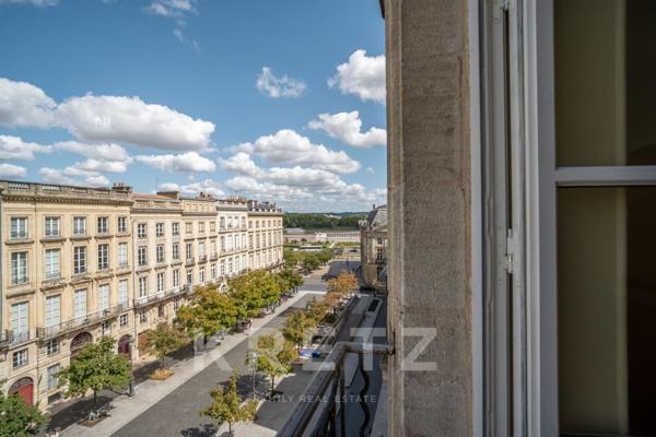 BORDEAUX – GRAND THÉÂTRE – APPARTEMENT EN DUPLEX – À RÉNOVER