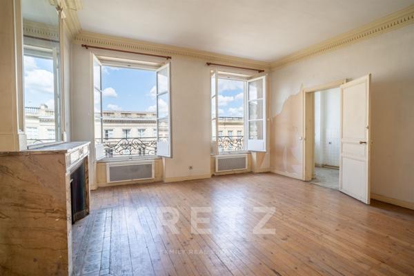 BORDEAUX – GRAND THÉÂTRE – APPARTEMENT EN DUPLEX – À RÉNOVER