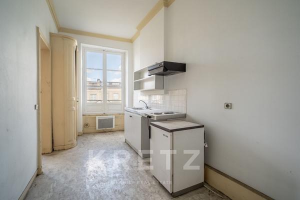 BORDEAUX – GRAND THÉÂTRE – APPARTEMENT EN DUPLEX – À RÉNOVER