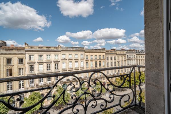 BORDEAUX – GRAND THÉÂTRE – APPARTEMENT EN DUPLEX – À RÉNOVER