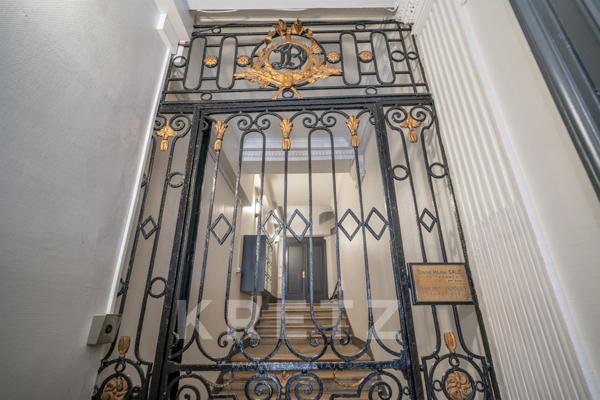 BORDEAUX – GRAND THÉÂTRE – APPARTEMENT EN DUPLEX – À RÉNOVER