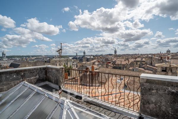 BORDEAUX – GRAND THÉÂTRE – APPARTEMENT EN DUPLEX – À RÉNOVER