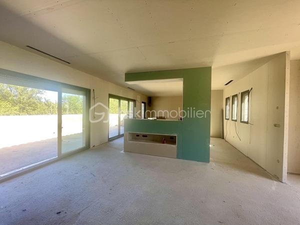 Sur une magnifique parcelle de 715 m² sans vis-à-vis, découvrez cette maison d’environ 145 m², actuellement proposée hors d’eau, hors d’air.

De très beaux volumes et de généreuses surfaces offrent un potentiel exceptionnel pour créer un véritable havre de paix aux prestations haut de gamme.

Plans, permis, dossier complet et projet piscine déjà déposé : tout est disponible pour vous accompagner dans la finalisation du projet. L’enveloppe travaux nécessaire à son achèvement a également été étudiée et chiffrée.

Une opportunité rare de personnaliser votre future maison tout en bénéficiant d’un projet déjà largement avancé...