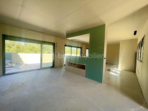 Sur une magnifique parcelle de 715 m² sans vis-à-vis, découvrez cette maison d’environ 145 m², actuellement proposée hors d’eau, hors d’air.

De très beaux volumes et de généreuses surfaces offrent un potentiel exceptionnel pour créer un véritable havre de paix aux prestations haut de gamme.

Plans, permis, dossier complet et projet piscine déjà déposé : tout est disponible pour vous accompagner dans la finalisation du projet. L’enveloppe travaux nécessaire à son achèvement a également été étudiée et chiffrée.

Une opportunité rare de personnaliser votre future maison tout en bénéficiant d’un projet déjà largement avancé...