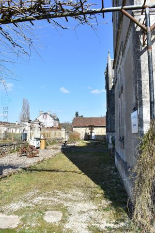 EXCEPTIONNEL ET RARE CHATEAU COUVENT SUR UN TERRAIN DE 3 HA