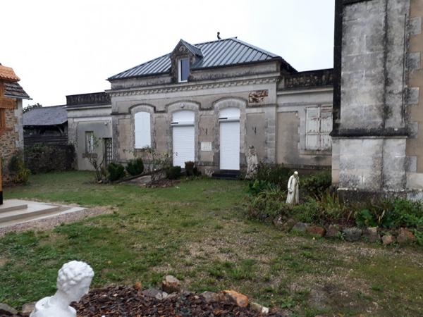 EXCEPTIONNEL ET RARE CHATEAU COUVENT SUR UN TERRAIN DE 3 HA