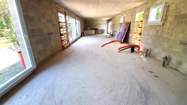 Maison avec Piscine et dépendance plain pied à terminer !