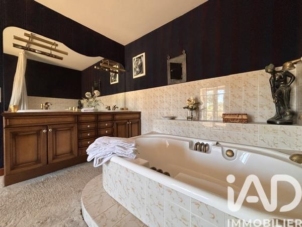 Maison à vendre 10 pièces 213 m² Vallon-Pont-d'Arc