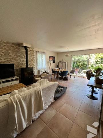 Maison d'environ 86 m² sur un terrain  clos et arboré de 355 m².