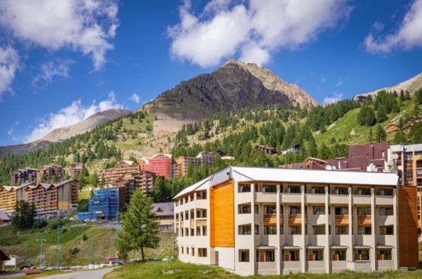 INVESTISSEMENT LOCATIF – ISOLA – Résidence de tourisme Sowell - New Chastillon - 6,18% de rentabilité
