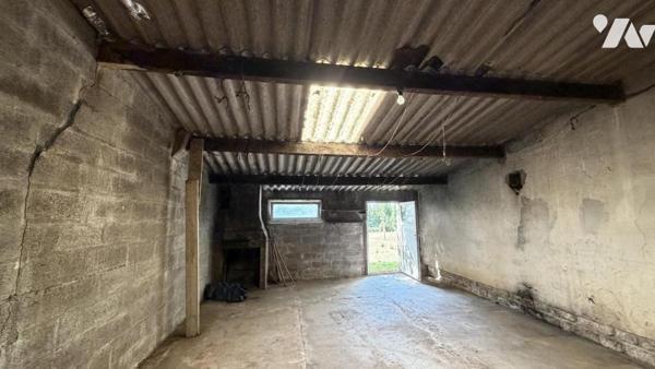 BAUD Entrée de ville: terraine de 1990 m² Ub avec maison à rénover 