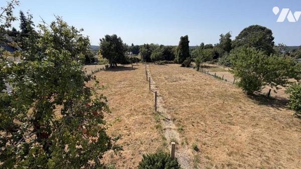 BAUD Entrée de ville: terraine de 1990 m² Ub avec maison à rénover 