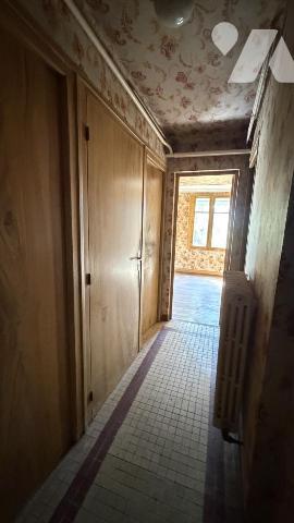 BAUD Entrée de ville: terraine de 1990 m² Ub avec maison à rénover 