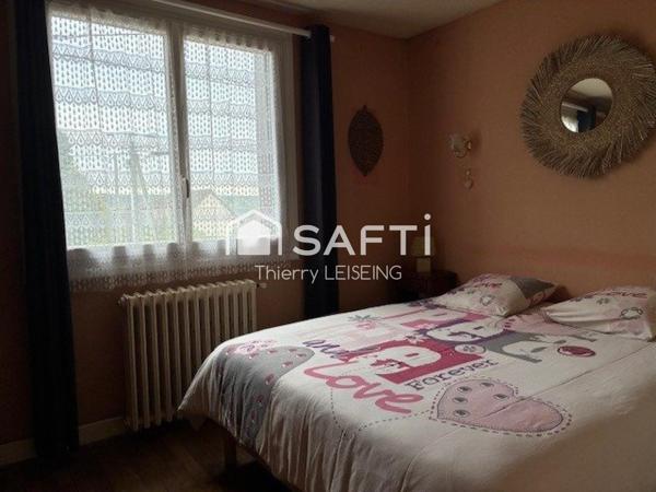 Maison traditionnelle avec 3 chambres et appartement indépendant au RDC sur terrain de 1200 m2