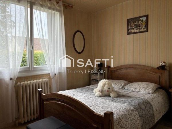 Maison traditionnelle avec 3 chambres et appartement indépendant au RDC sur terrain de 1200 m2