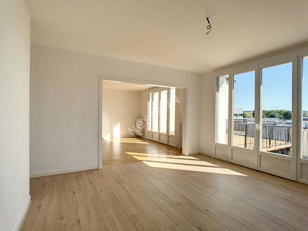 A louer à Aurillac, maison 6 pièces d'une surface de 195 m² avec garage et terrasse.