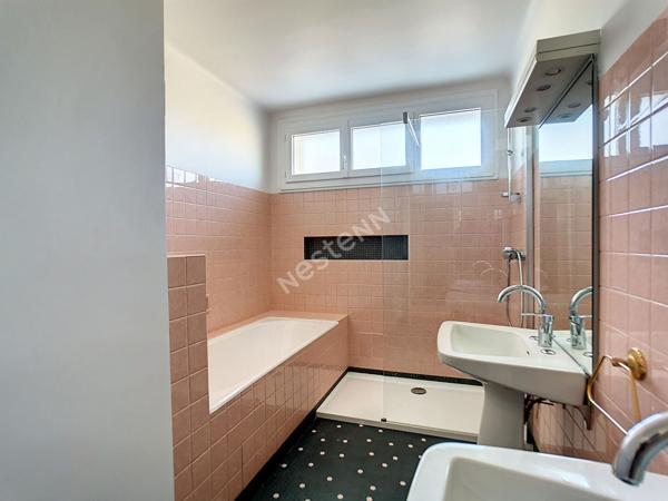 A louer à Aurillac, maison 6 pièces d'une surface de 195 m² avec garage et terrasse.