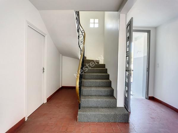 A louer à Aurillac, maison 6 pièces d'une surface de 195 m² avec garage et terrasse.