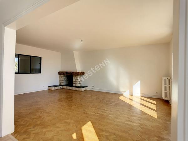 A louer à Aurillac, maison 6 pièces d'une surface de 195 m² avec garage et terrasse.