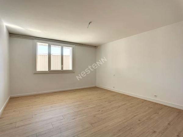 A louer à Aurillac, maison 6 pièces d'une surface de 195 m² avec garage et terrasse.