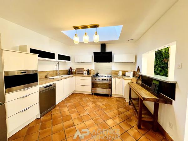 Propriété Rochelaise - 6 pièces - La Rochelle Centre Ville / Porte Royale 936 000 € **  - Référence  JH585ED6
