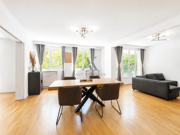 Bron – Appartement T6 112 m², 4 chambres avec terrasse et parking AVI KORSSIA IMMOBILIER vous propose cet appartement T6 de 112 m² situé à Bron, au sein d’une résidence calme et verdoyante.